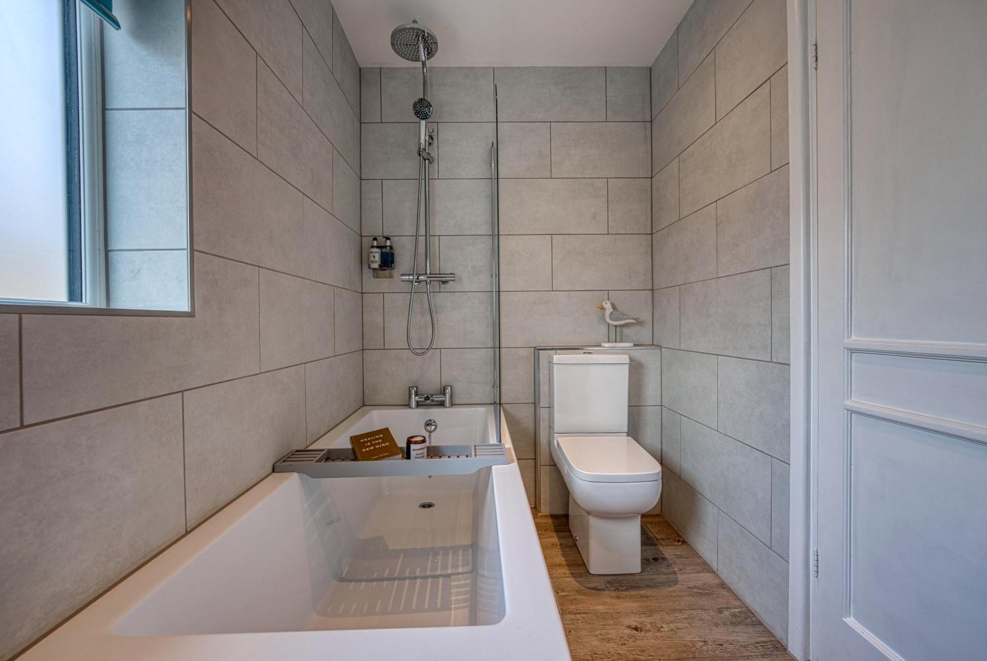 2 Bedrooms Modern, Stunning & Stylish Contractor House, Prime Portsmouth Location With Free Parking Permit, Summer Special Offer!! - By Blue Puffin Stays Extérieur photo